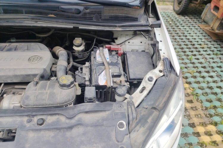 Used Buick Encore 2015 1.4T Automatic Two-Wheel Drive Urban Elite Version Engine Bay Left