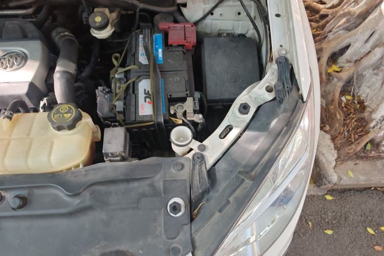 Used Buick Encore 2015 1.4T Automatic Two-Wheel Drive Urban Elite Version Engine Bay Left
