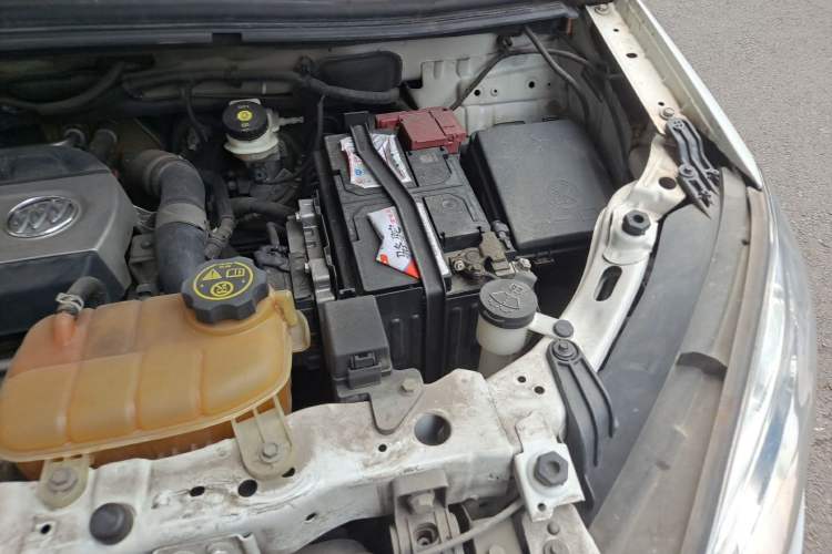 Used Buick Encore 2015 1.4T Automatic Two-Wheel Drive Urban Elite Version Engine Bay Left