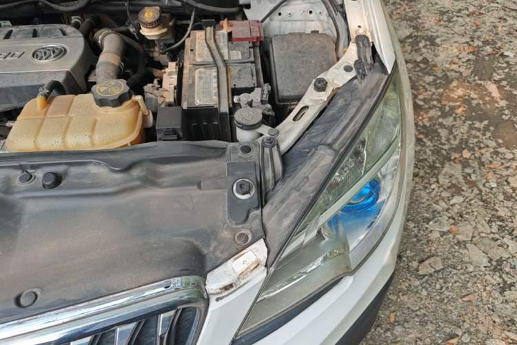 Used Buick Encore 2015 1.4T Automatic Two-Wheel Drive Urban Elite Version Engine Bay Left