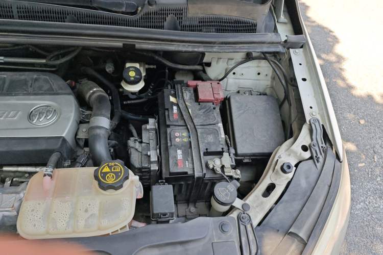 Used Buick Encore 2015 1.4T Automatic Two-Wheel Drive Urban Elite Version Engine Bay Left
