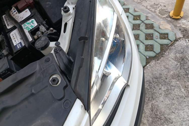 Used Buick Encore 2015 1.4T Automatic Two-Wheel Drive Urban Elite Version Engine Bay Left