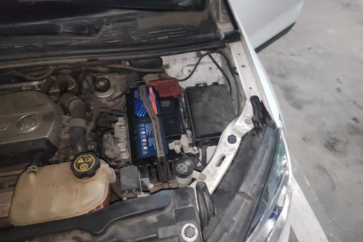 Used Buick Encore 2015 1.4T Automatic Two-Wheel Drive Urban Elite Version Engine Bay Left
