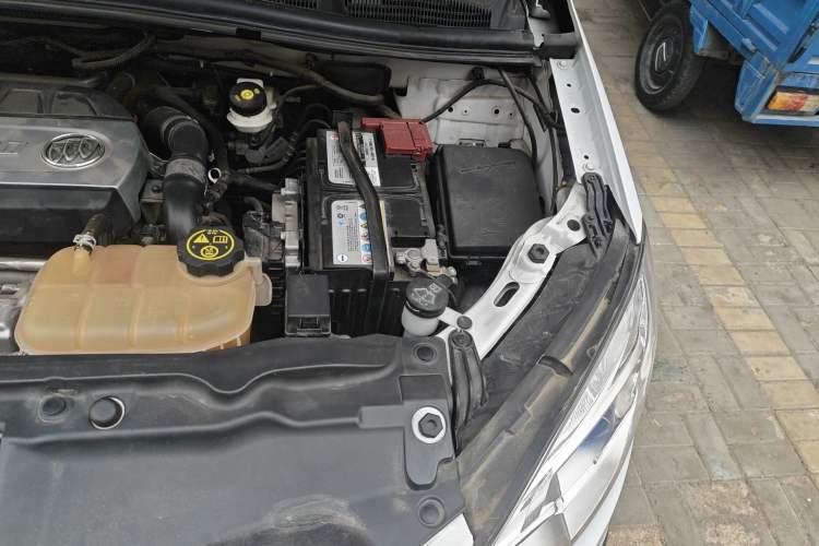 Used Buick Encore 2015 1.4T Automatic Two-Wheel Drive Urban Elite Version Engine Bay Left