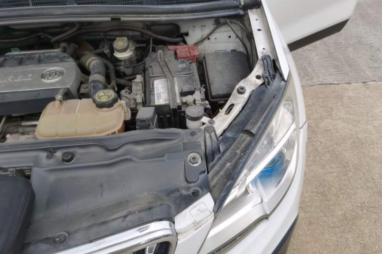 Used Buick Encore 2015 1.4T Automatic Two-Wheel Drive Urban Elite Version Engine Bay Left