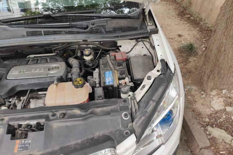 Used Buick Encore 2015 1.4T Automatic Two-Wheel Drive Urban Elite Version Engine Bay Left