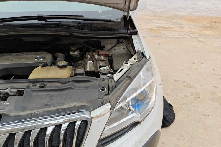 Used Buick Encore 2015 1.4T Automatic Two-Wheel Drive Urban Elite Version Engine Bay Left