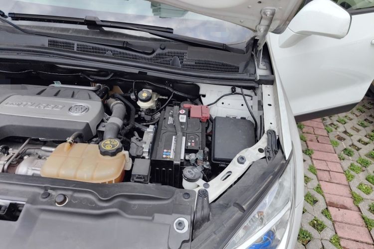 Used Buick Encore 2015 1.4T Automatic Two-Wheel Drive Urban Elite Version Engine Bay Left