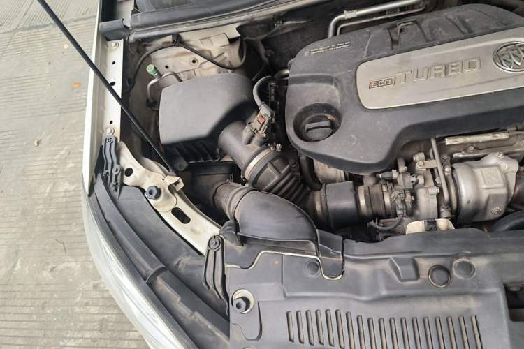 Used Buick Encore 2015 1.4T Automatic Two-Wheel Drive Urban Elite Version Engine Bay Right