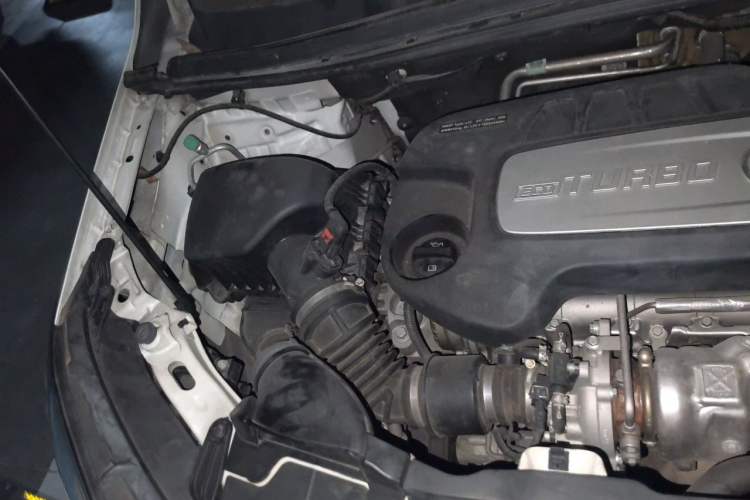 Used Buick Encore 2015 1.4T Automatic Two-Wheel Drive Urban Elite Version Engine Bay Right