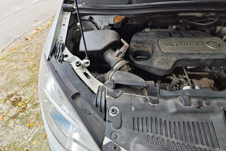 Used Buick Encore 2015 1.4T Automatic Two-Wheel Drive Urban Elite Version Engine Bay Right