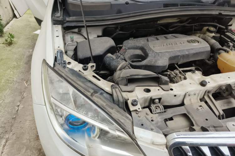 Used Buick Encore 2015 1.4T Automatic Two-Wheel Drive Urban Elite Version Engine Bay Right
