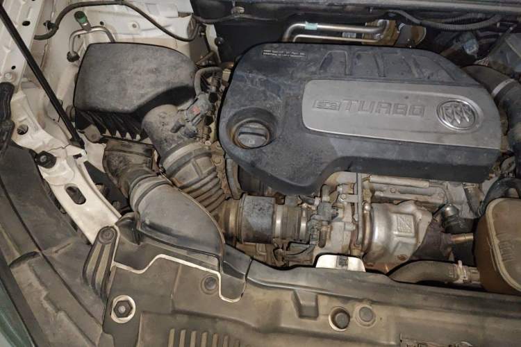 Used Buick Encore 2015 1.4T Automatic Two-Wheel Drive Urban Elite Version Engine Bay Right