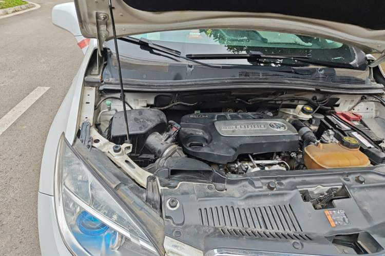 Used Buick Encore 2015 1.4T Automatic Two-Wheel Drive Urban Elite Version Engine Bay Right