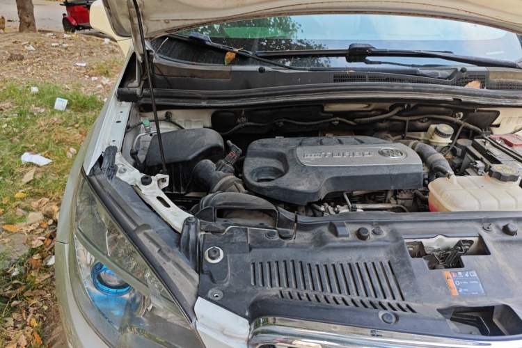 Used Buick Encore 2015 1.4T Automatic Two-Wheel Drive Urban Elite Version Engine Bay Right