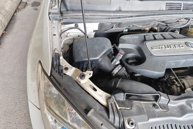 Used Buick Encore 2015 1.4T Automatic Two-Wheel Drive Urban Elite Version Engine Bay Right