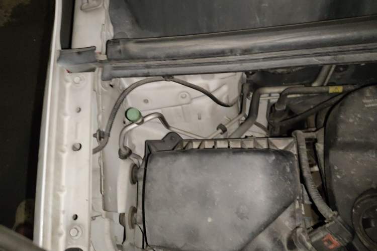 Used Buick Encore 2015 1.4T Automatic Two-Wheel Drive Urban Elite Version Engine Bay Right