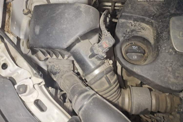 Used Buick Encore 2015 1.4T Automatic Two-Wheel Drive Urban Elite Version Engine Bay Right
