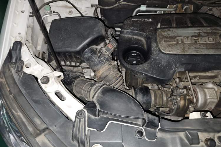 Used Buick Encore 2015 1.4T Automatic Two-Wheel Drive Urban Elite Version Engine Bay Right