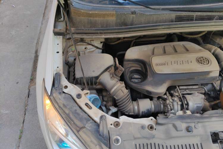 Used Buick Encore 2015 1.4T Automatic Two-Wheel Drive Urban Elite Version Engine Bay Right