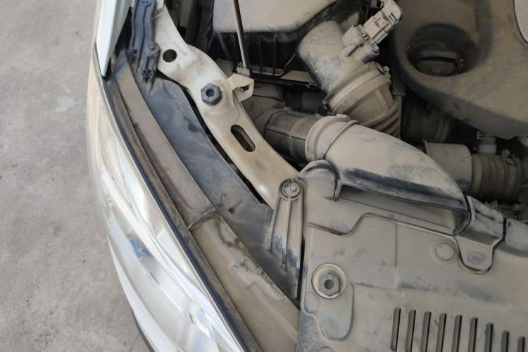 Used Buick Encore 2015 1.4T Automatic Two-Wheel Drive Urban Elite Version Engine Bay Right
