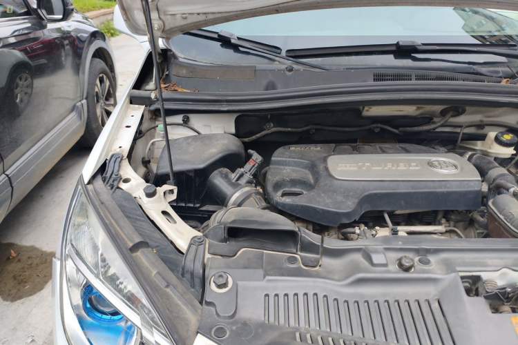Used Buick Encore 2015 1.4T Automatic Two-Wheel Drive Urban Elite Version Engine Bay Right