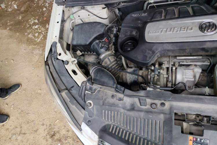 Used Buick Encore 2015 1.4T Automatic Two-Wheel Drive Urban Elite Version Engine Bay Right