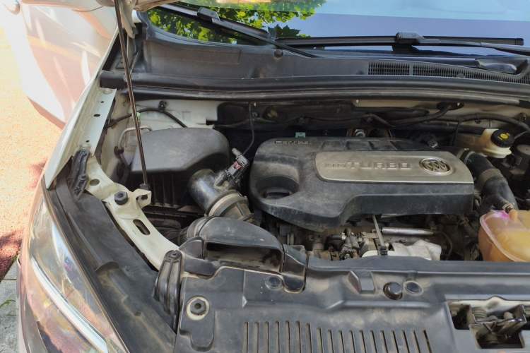 Used Buick Encore 2015 1.4T Automatic Two-Wheel Drive Urban Elite Version Engine Bay Right