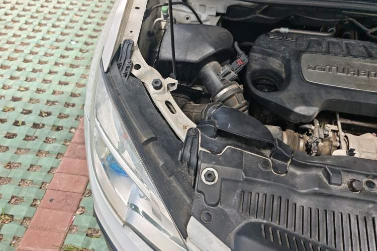 Used Buick Encore 2015 1.4T Automatic Two-Wheel Drive Urban Elite Version Engine Bay Right