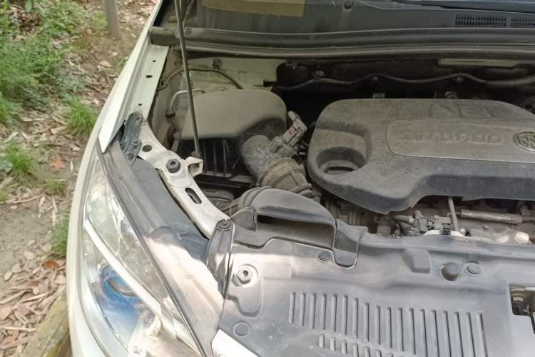 Used Buick Encore 2015 1.4T Automatic Two-Wheel Drive Urban Elite Version Engine Bay Right
