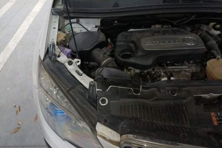 Used Buick Encore 2015 1.4T Automatic Two-Wheel Drive Urban Elite Version Engine Bay Right