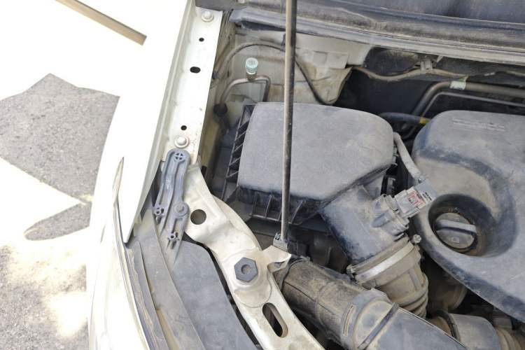 Used Buick Encore 2015 1.4T Automatic Two-Wheel Drive Urban Elite Version Engine Bay Right