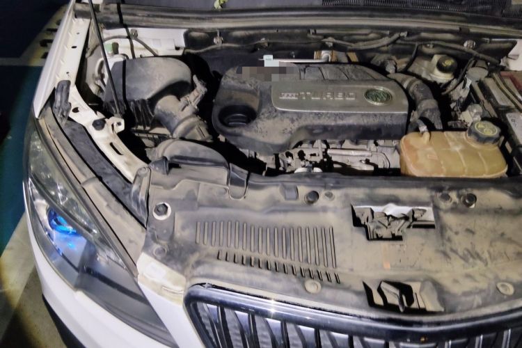 Used Buick Encore 2015 1.4T Automatic Two-Wheel Drive Urban Elite Version Engine Bay Right