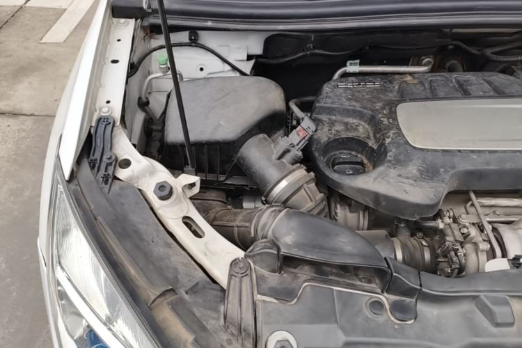 Used Buick Encore 2015 1.4T Automatic Two-Wheel Drive Urban Elite Version Engine Bay Right