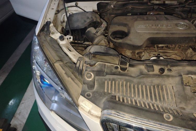 Used Buick Encore 2015 1.4T Automatic Two-Wheel Drive Urban Elite Version Engine Bay Right