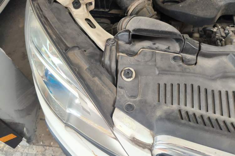 Used Buick Encore 2015 1.4T Automatic Two-Wheel Drive Urban Elite Version Engine Bay Right