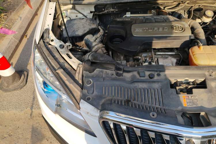 Used Buick Encore 2015 1.4T Automatic Two-Wheel Drive Urban Elite Version Engine Bay Right