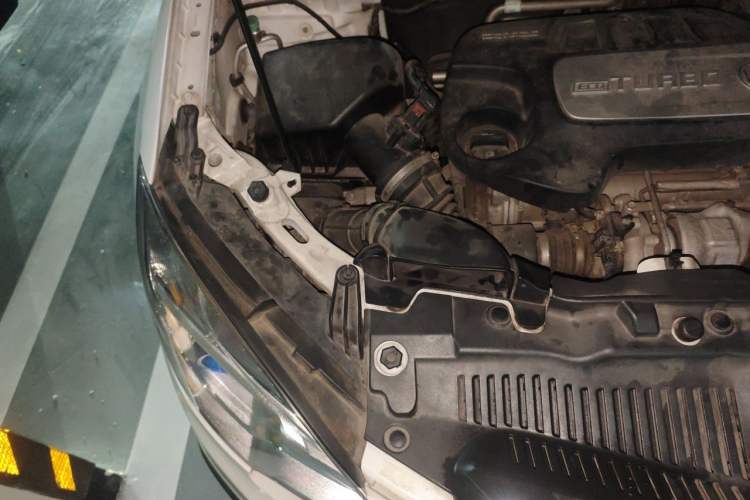 Used Buick Encore 2015 1.4T Automatic Two-Wheel Drive Urban Elite Version Engine Bay Right