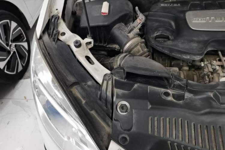 Used Buick Encore 2015 1.4T Automatic Two-Wheel Drive Urban Elite Version Engine Bay Right