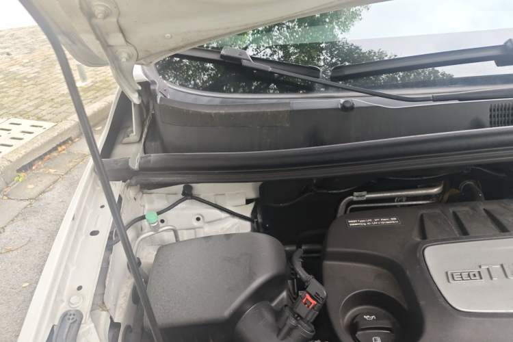 Used Buick Encore 2015 1.4T Automatic Two-Wheel Drive Urban Elite Version Engine Bay Right