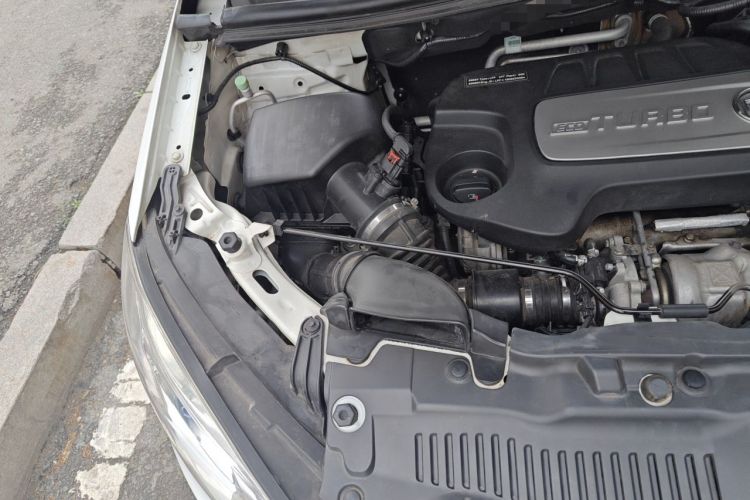 Used Buick Encore 2015 1.4T Automatic Two-Wheel Drive Urban Elite Version Engine Bay Right