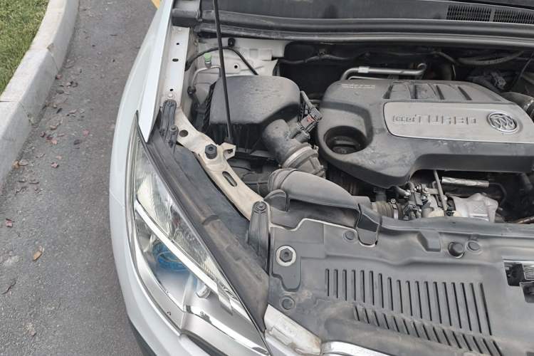 Used Buick Encore 2015 1.4T Automatic Two-Wheel Drive Urban Elite Version Engine Bay Right