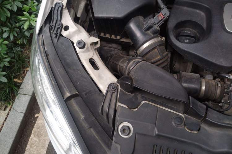 Used Buick Encore 2015 1.4T Automatic Two-Wheel Drive Urban Elite Version Engine Bay Right