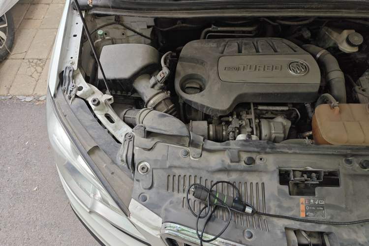 Used Buick Encore 2015 1.4T Automatic Two-Wheel Drive Urban Elite Version Engine Bay Right