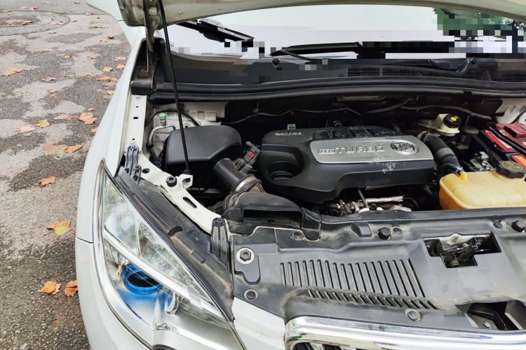 Used Buick Encore 2015 1.4T Automatic Two-Wheel Drive Urban Elite Version Engine Bay Right
