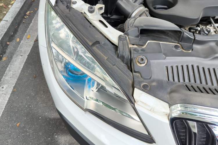 Used Buick Encore 2015 1.4T Automatic Two-Wheel Drive Urban Elite Version Engine Bay Right