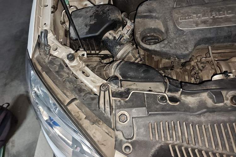 Used Buick Encore 2015 1.4T Automatic Two-Wheel Drive Urban Elite Version Engine Bay Right