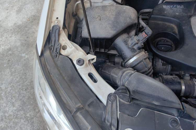 Used Buick Encore 2015 1.4T Automatic Two-Wheel Drive Urban Elite Version Engine Bay Right