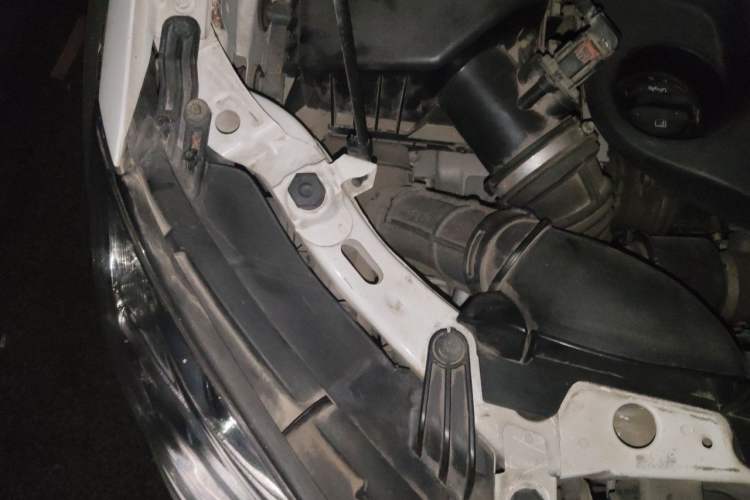 Used Buick Encore 2015 1.4T Automatic Two-Wheel Drive Urban Elite Version Engine Bay Right