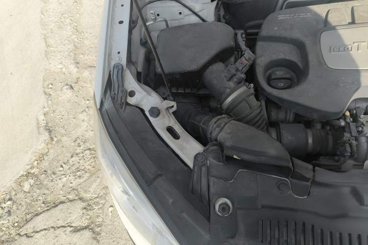 Used Buick Encore 2015 1.4T Automatic Two-Wheel Drive Urban Elite Version Engine Bay Right